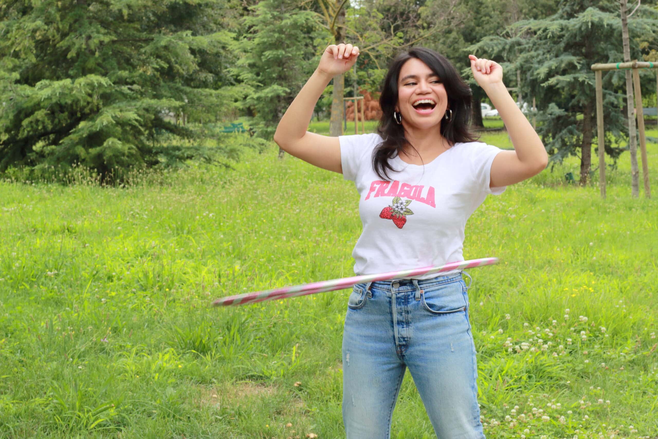 Judy Monsiváis en un parque con un hula hula