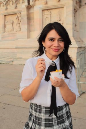 Judy enfrente del Duomo de Milán comiendo un gelato